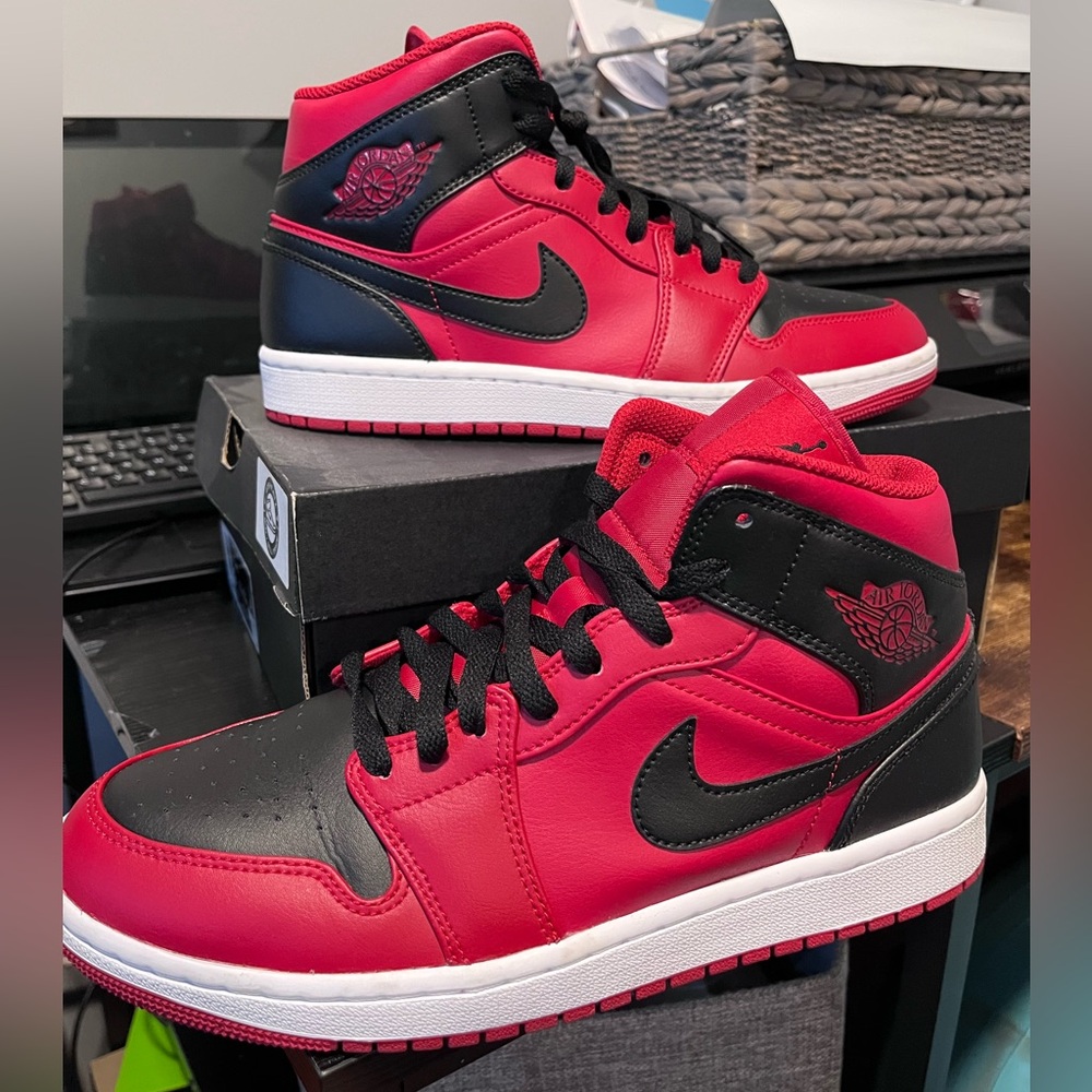Air Jordan 1 Mid Gym Red Black White Men's Size 9
